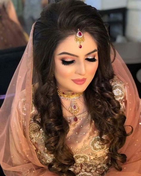 Pinterest: @cutipieanu Glittery soft eye makeup with rosy cheeks is the perfect engagement look indeed! 👌 #bridalspk #bridalspkinsta #dailydosebridalspk… Bridal Makeup For Brown Eyes, Soft Bridal Makeup, Hair Style Girl, Hairstyles For Indian Wedding, Nomi Ansari, Asian Bridal Makeup, Pakistani Bridal Makeup, Bridal Makeup Images, Engagement Hairstyles