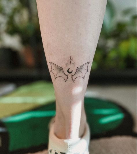 Batwing Tattoos, Acomaf Tattoo Ideas, Acomaf Tattoo, Bookish Tattoos, Basic Tattoos, Bat Tattoo, Fantasy Tattoos, Fire Tattoo, Subtle Tattoos