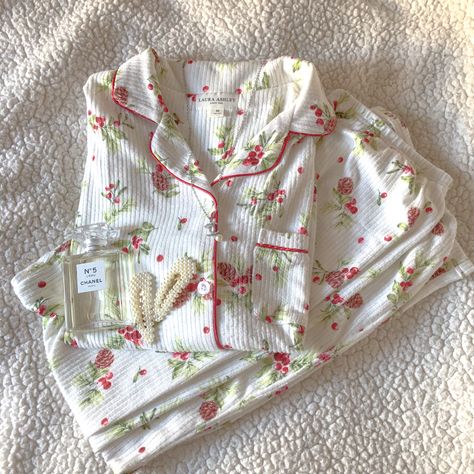 Chanel Christmas, Her Drawing, Pajamas Aesthetic, School Homework, Coquette Christmas, Cute Pjs, Pajama Fashion, Cute Sleepwear, Cute Pajama Sets