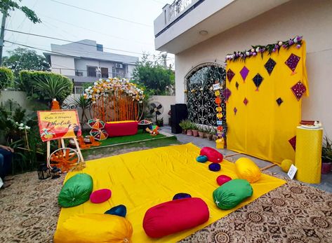 Terrace Mehendi Decor Ideas, Dholak Decor, Mehendi Decor Ideas At Home, Shadi Decoration, Haldi Photography Ideas, Sangeet Ideas, Haldi Photography, Mehndi Decoration Ideas, Terrace Party