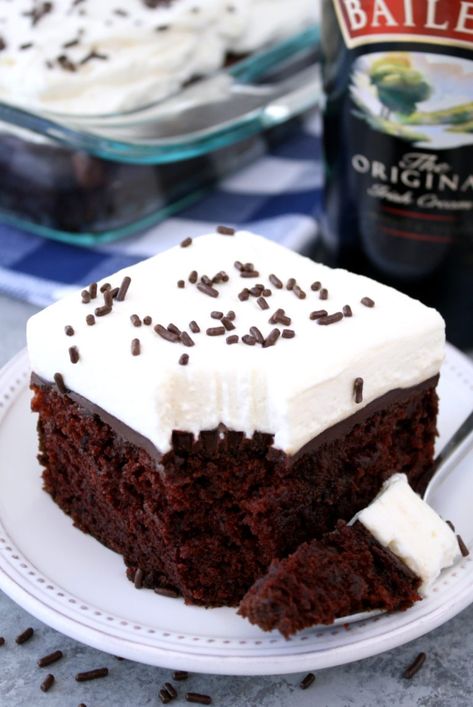 Irish Cream Poke Cake, Cream Ganache, Cream Poke Cake, Whipped Cream Topping, Baileys Recipes, Chocolate Poke Cake, Poke Cake Recipes, Mix Recipes, Baileys Irish