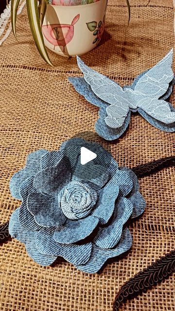 Denim Flowers Diy How To Make, Denim Party, Denim Bag Diy, Denim Projects, Denim Flowers, Santa Catalina, Denim Ideas, Upcycle Jeans, Denim Diy