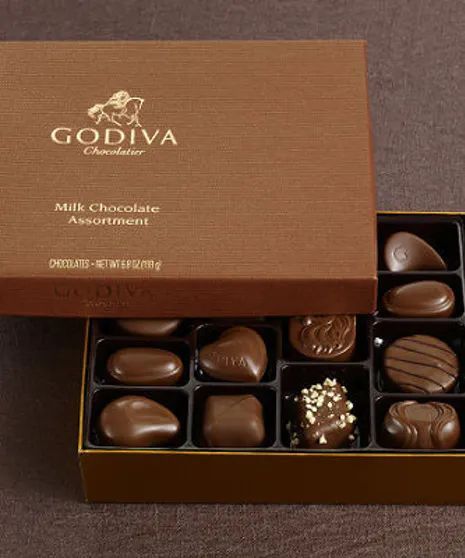 ♔ "Godiva" Gourmet Belgium Chocolates Chocolate Box Packaging, Chocolate Fantasy, Godiva Chocolatier, Chocolate Book, Gourmet Chocolates, Chocolate Packaging Design, Desain Pantry, Godiva Chocolate, Chocolate Gold