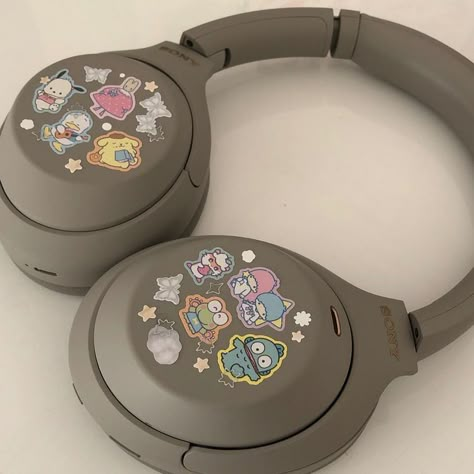 stickers :) Sony M4 Headphones Aesthetic, Sanrio Headphones, Sony Headphones Aesthetic, Decorated Headphones, Headphones Decoration, Mochila Kpop, Headphone Decoration, Headphones Aesthetic, Cute Headphones