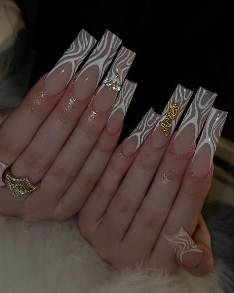 𝒶𝓁𝑜𝓃𝒹𝓇𝒶 🧿 17 on Instagram: “abstract line frenchies 😍😮‍💨” Line Art Nails, Bratz Nails, Art Nails, Abstract Line Art, Abstract Lines, Line Art, Nail Designs, Nail Art, Nails