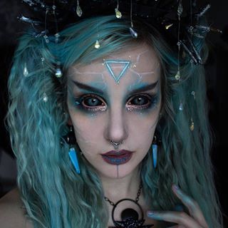 Water Witch Makeup, Goth Mermaid Makeup, Water Makeup Looks, Zodiac Witch, Jellyfish Hat, Goth Make Up, Dark Mermaid, Water Witch, Goth Model