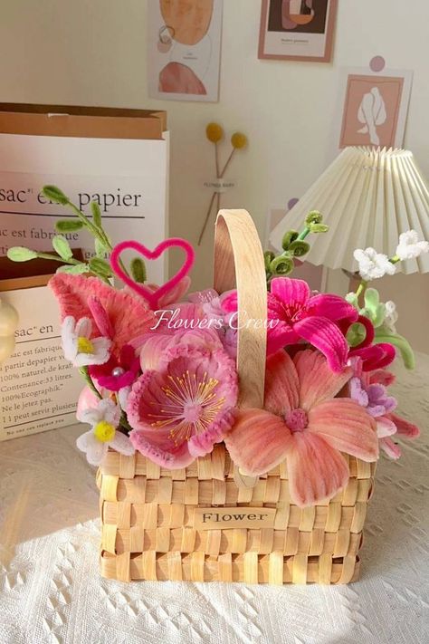 Gift idea for housewarming: handmade flowers in a wooden basket Clean Flowers, Diy Bouquet Wrap, Pipe Cleaner Flowers, Flower Bouquet Diy, Astuces Diy, Pipe Cleaner Crafts, Flower Business, Bouquet Wrap, Diy Crafts Paper Flowers