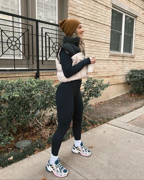 Winter Exercise Outfits Cold Weather, Cozy Work Outfit Casual, Winter Runners Outfit, Cute Winter Hiking Outfits For Women, Cali Outfits Fall, Women Causal Outfits Winter, Fair Day Outfit Fall, Cold But Cute Outfits, Rainy Day Workout Outfit