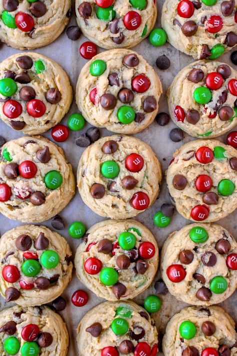 These M&M Chocolate Chip Cookies are perfectly soft, chewy and full of flavor! This is a very easy recipe and they're perfect to customize for any occasion. Mnm Cookies, Breakfast Cupcakes, Music Cookies, M M Cookies, Favorite Cookie Recipe, Messy Kitchen, Vanilla Chocolate, Chewy Cookie, Secret Ingredient