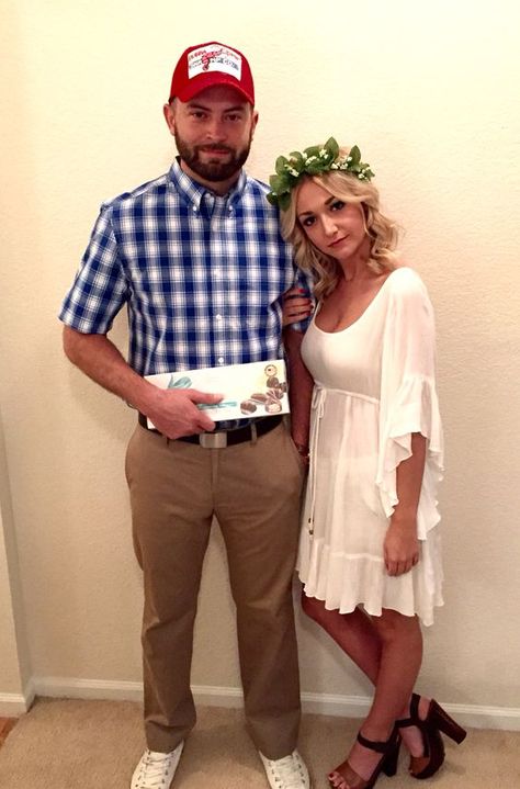 Forrest Gump Costume, Meme Costume, Halloween Costumes Diy Couples, Funny Couple Costumes, Funny Couple Halloween Costumes, Halloween Parejas, Halloween Coustumes, Couple Costumes, Holloween Costume