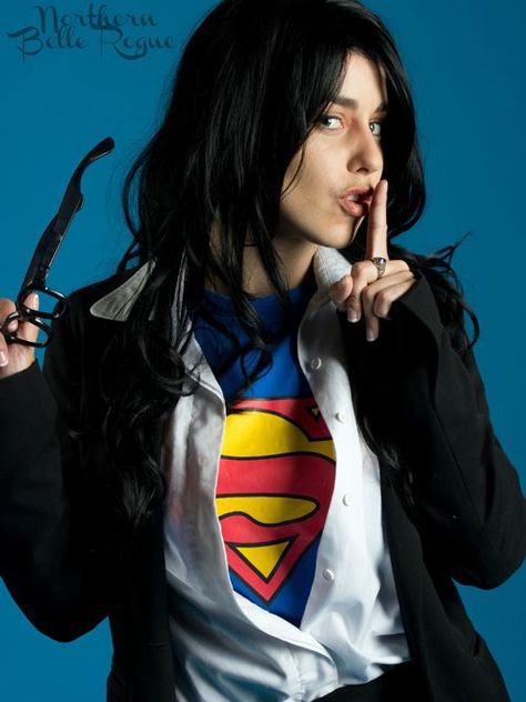 Female Clark Kent cosplay. Female Clark Kent, Female Superman, Clark Kent Costume, Superhero Couples Costumes, Superman Girl, Superman Costume, Super Women, Superhero Costumes, Superhero Cosplay