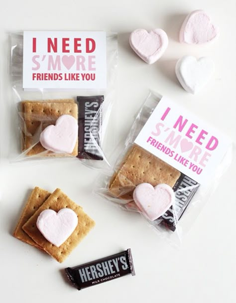 These S'mores are such a good Galentine idea. Valentines Diy Kids, Saint Valentin Diy, Pinterest Valentines, Happy Heart Day, Valentines Treats, School Valentines, Valentinstag Party, Valentine's Day Treats, Class Valentines