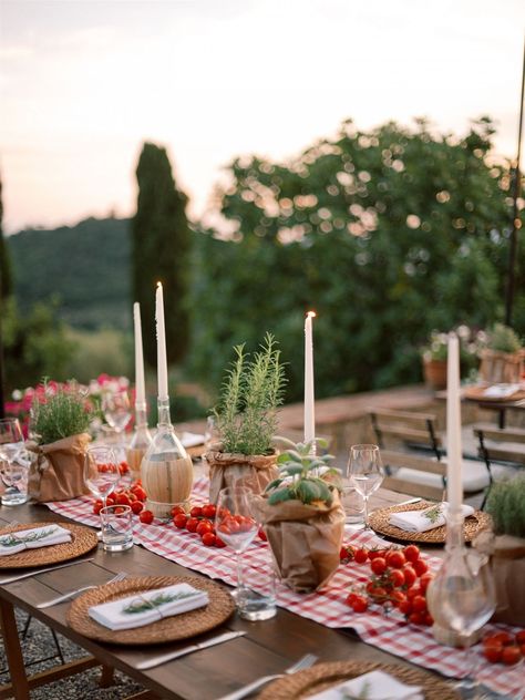 Italian wedding welcome pizza party in Tuscany Pizza Party Rehearsal Dinner Ideas, Italian Wedding Welcome Party, La Dolce Vita Aesthetic Party, Outdoor Dinner Party Decorations, Italy Wedding Theme, Italy Dinner Party, Tuscan Tablescape, Pizza Party Rehearsal Dinner, Pizza Dinner Party