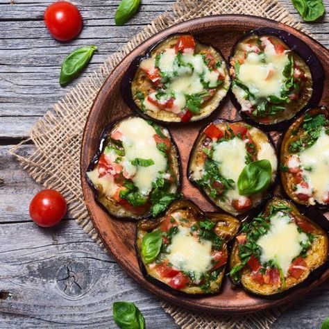 pKids love pizza and these mini eggplant versions are no exception! They’re simple to make and delightful to eat. They’re also great for entertaining friends and for a fun weeknight dinner. Gluten Free, Vegan, Dairy Free Makes 5-6/p Fat Free Recipes, Margherita Pizza Recipe, Nutrisystem Recipes, Eggplant Pizzas, Healthy Finger Foods, Mini Pizzas, Baked Eggplant, Grilled Eggplant, Cheesy Recipes