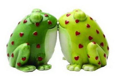 Toads Salt and Pepper Shaker Set Ceramic Frogs, Frog Decor, Glass Frog, Dining Ware, Salt N Pepper, Frog Figurines, Frog Art, Salt Shaker, Frog And Toad