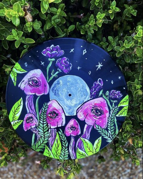 Cute Vinyl Record Paintings, Painted Records Vinyl Flowers, Moon Record Painting, Painted Records Vinyl Groovy, Record Painting Ideas, Painted Records Vinyl Trippy, Vinyl Record Painting, Vinyl Record Art Ideas, Painted Records