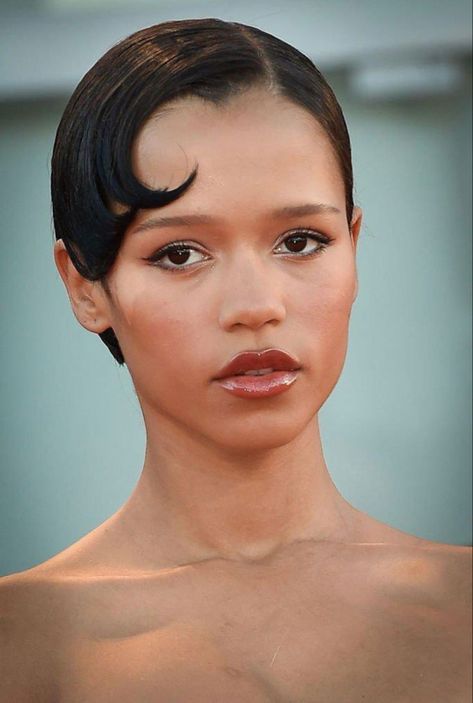 Taylor Russell Eyebrows, Jada Pickett Short Hair, Taylor Russel Makeup, Taylor Russell Makeup, Taylor Russell Short Hair, Taylor Russell Hair, Taylor Russell Aesthetic, 1960s Hairstyles, Kort Bob