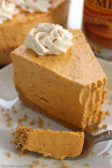 21 Luscious NO BAKE Holiday Cheesecakes - Manila Spoon Cream Cheese And Cool Whip, Desserts Nutella, Recipe With Cream Cheese, Smores Dessert, Dessert Halloween, No Bake Pumpkin, Bake Pumpkin, No Bake Pumpkin Cheesecake, Slow Cooker Desserts