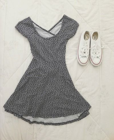 Sundress and converse Dress With Converse, Tumblr Fashion, Soft Grunge, Outfits Casuales, Primavera Estate, A Dress, Chuck Taylor, Teen Fashion, Look Fashion