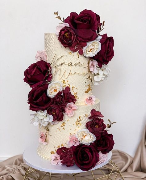 Maroon Gold Wedding Cake, Burgundy And Pink Cake, Wedding Cake Maroon, Debut Venue, Rose Cake Design, Burgundy Wedding Cake, Red Birthday Cakes, Blush Wedding Cakes, Quinceanera Cakes