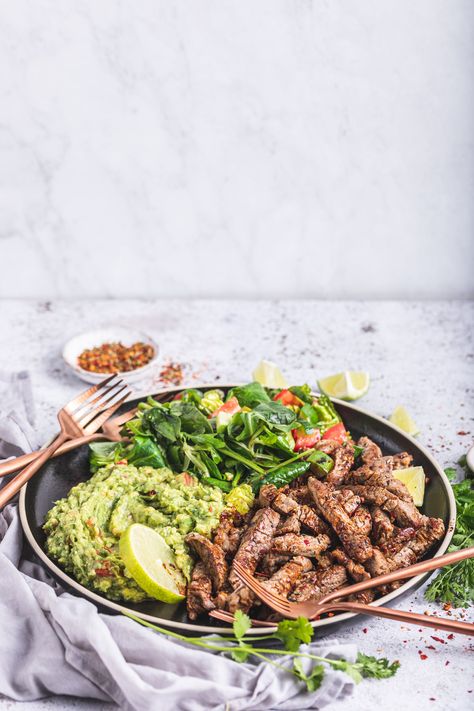 Guacamole Recept, Fresh Green Salad, Mexican Steak, Steak Strips, Guacamole Salad, Mexican Guacamole, Potatoe Salad, Spicy Guacamole, Keto Sides