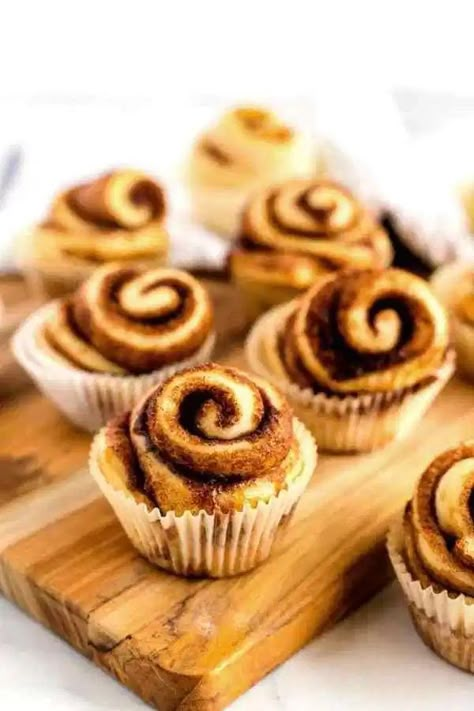 Packaging Cinnamon Rolls For Bake Sale, Cinnamon Rolls In Cupcake Pan, Wedding Cinnamon Rolls, Breakfast Bake Sale Ideas, Cinnamon Rolls Cupcakes, Cinnamon Rolls Pictures, Cinnamon Recipes Desserts, Cinnamon Roll Wedding Cake, Cinnamon Roll Display