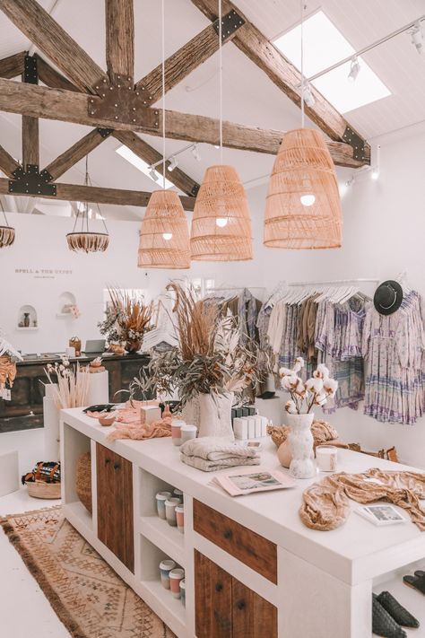 Clothing Boutique Interior, Interior Boho, Boutique Inspiration, Store Design Boutique, Spell Designs, Boutique Interior Design, Boutique Decor, Store Interiors, Casa Vintage