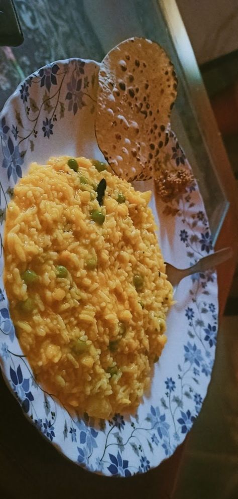 Khichdi,papad or aachar 🤤 Khichdi Snap, Khichdi Recipe, Health Dinner, Cute Food Art, Health Dinner Recipes, Happy Things, Food Snapchat, Cute Food, Aesthetic Food