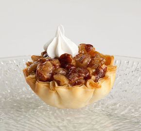 Tart Cups Recipe, Pecan Tarts Mini, Pecan Tarts Recipe, Pecan Pie Tarts, Phyllo Dough Recipes, Phyllo Recipes, Athens Food, Phyllo Cups, Mini Pecan Pies