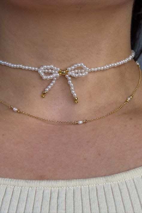 Jewelry Inspo, Trendy Jewelry, necklace Stack, Bow Necklace Bow Necklace Diy, Pearl Bow Necklace, Fairy Room, Trendy Bows, Pearl Bow, Pearls Diy, Trendy Necklace, Bow Necklace, Jewelry Pearl