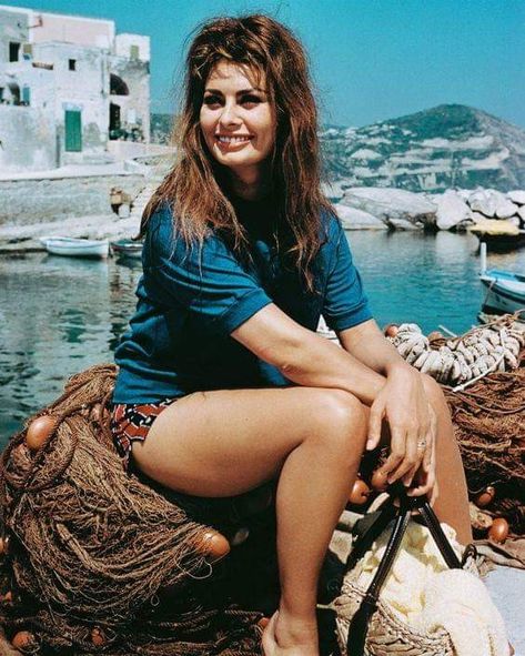 Sophia Loren, one of the most iconic bombshells of the 1960s Sophia Loren Style, Sophie Loren, Carlo Ponti, Deborah Kerr, Stylish Actresses, Gina Lollobrigida, Film Icon, Sofia Loren, Vogue France