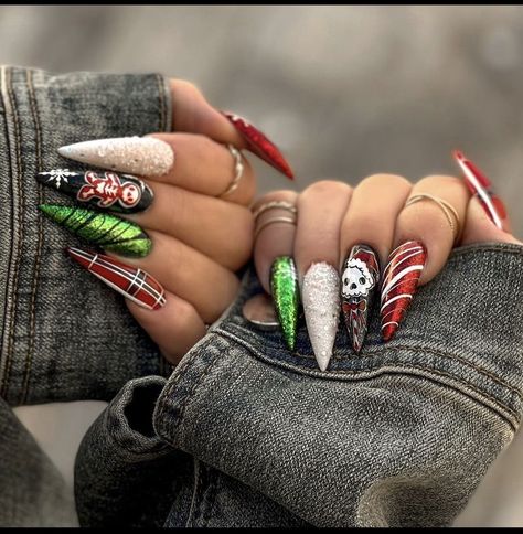 Christmas Edgy Nails, Merry Creepmas Nails, Gothic Christmas Nails Acrylic, Goth Christmas Nails Black, Spooky Holiday Nails, Gothic Christmas Nail Designs, Skull Christmas Nails, Punk Christmas Nails, Anti Christmas Nails