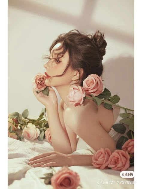 Indoor Flower Photoshoot Ideas, Pose Women, Content Examples, Korean Photoshoot, Easter Photoshoot, Flower Photoshoot, Romantic Photoshoot, Photography Inspiration Portrait, Vintage Fashion Photography