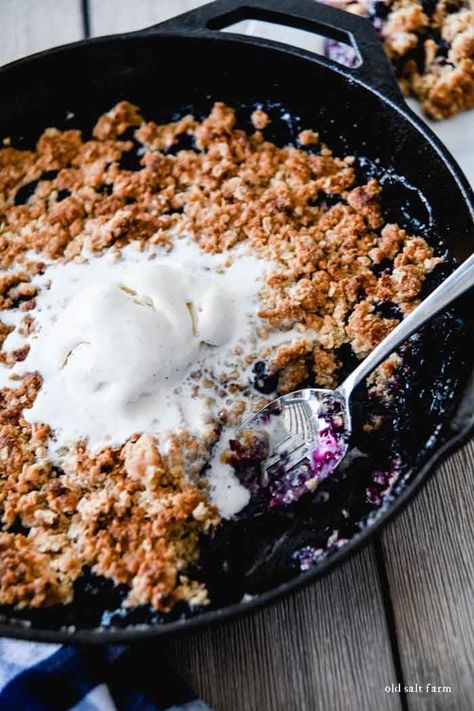 A delightfully easy blueberry crisp recipe that has hints of lemon, and the most perfect crumble on top. Serve with ice cream or whipped cream for heaven on earth, and a go-to summer dessert. Bake in a cast-iron skillet or baking dish. Uses basic pantry items so you're almost sure to everything you need to make it fabulous summer recipe! Berries Crumble, Peach Blueberry Crumble, Skillet Desserts, Baking Photography, Blackberry Crumble, Berry Crisp, Blueberry Crisp, Dessert Healthy, Peach Blueberry