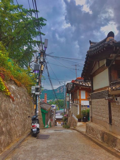 Korea Village Aesthetic, Korean Village Aesthetic, Korean Village, Korean Town, Korea City, Travel Language, Hanok Village, Bukchon Hanok Village, Seoul Travel