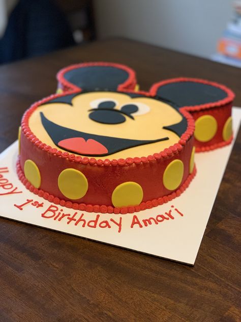 Small Mickey Mouse Cake, Mickie Mouse Cake, Mouse Birthday Cake, Mickey Mouse Cake, Simple Cake Designs, Simple Cake, Sweet Recipes Desserts, Mouse Cake, Bday Cake