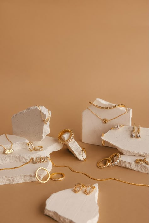 A table topped with jewelry and a piece of cake photo – Free Los angeles Image on Unsplash Jewelry Shop Display, Jewelry Mood Board, Jewelry Packaging Design, Jewellery Shoot, Jewellery Photography Inspiration, Jewelry Product Shots, Creative Jewelry Photography, Photography Bags, Jewelry Photography Styling