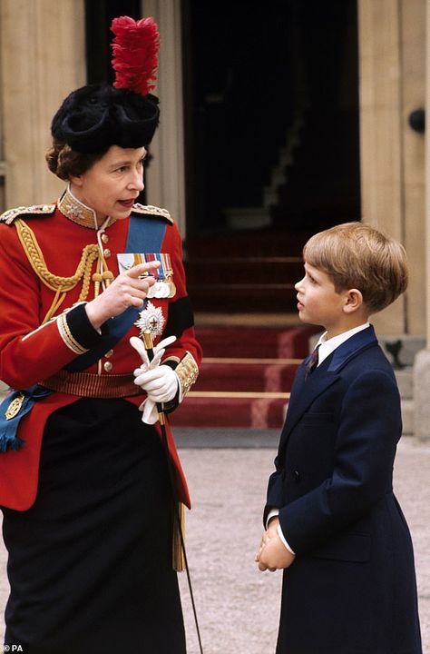 Rainha Elizabeth Ii, Reine Elizabeth Ii, Hm The Queen, Royal Family England, Estilo Real, Elisabeth Ii, British Royal Families, Isabel Ii, Queen Of England