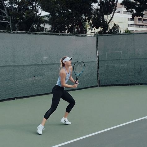 Tennis Inspiration, Mode Tennis, Country Club Aesthetic, Tennis Lifestyle, College Tennis, Vintage Summer Outfits, Tennis Pictures, Tennis Aesthetic, Tennis Life