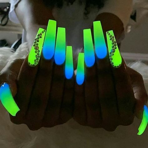 15 Glow-In-The-Dark Nail Ideas That Are Seriously Lit Dark Gel Nails, Glow In The Dark Nails, Matt Nails, Light Nail Polish, Dark Nail Designs, Dark Designs, Neon Nail Designs, Dark Nail Polish, 3d Flower Nails