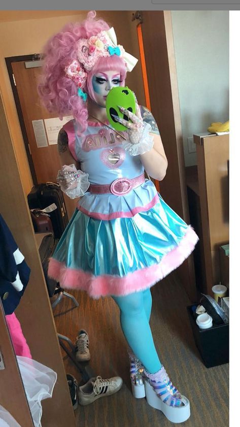 Ishoku Hada, Decora Kei Outfits, Uchuu Kei, Decora Harajuku, Rainbow Cookie, Leo Tsukinaga, Demon Queen, Rainbow Cookies, Alien Invasion