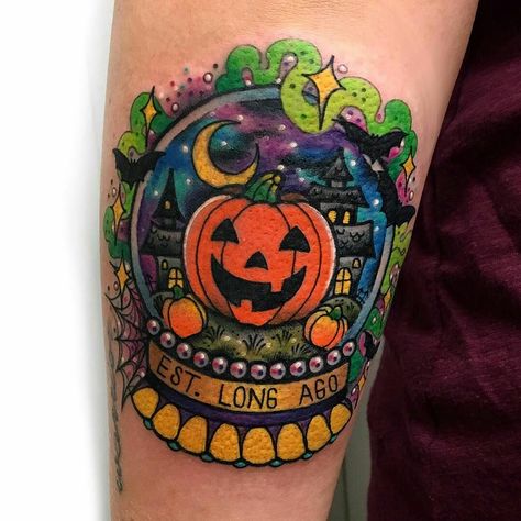 Halloweentown tattoo Halloweentown Tattoo, Happy First Day Of Autumn, Cute Halloween Tattoos, Halloween Tattoos Sleeve, Pumpkin Tattoo, First Day Of Autumn, Inspiration Tattoo, Tattoos Geometric, Halloween Queen