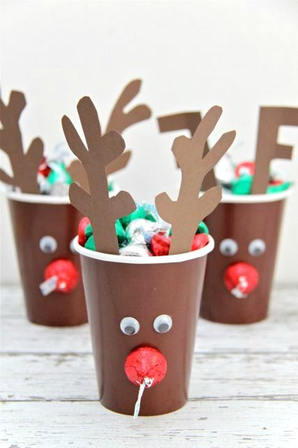 Reindeer Cups, Smashed Peas, Paper Cup Crafts, Reindeer Craft, Hershey's Kisses, Kids Christmas Party, Cup Crafts, Christmas School, Christmas 2020