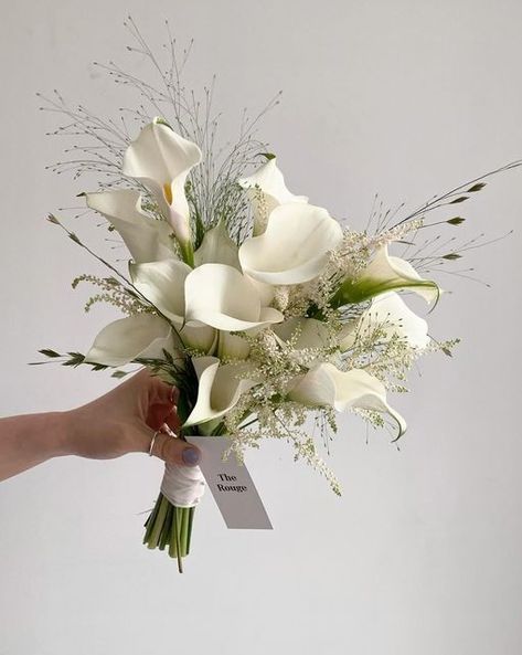 Lilly Bouquet Wedding, Bride Flower Bouquet, Bouquet Styles, Modern Bridal Bouquets, Elegant Wedding Bouquets, Simple Wedding Bouquets, Green Wedding Bouquet, Dream Wedding Decorations, Lily Wedding