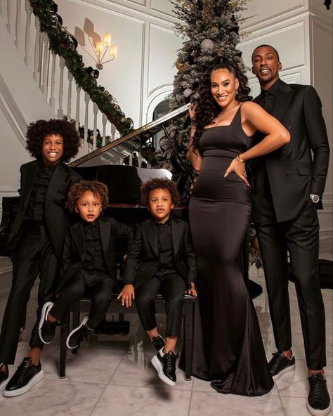 Glam Family Photos, Glam Family Photoshoot, Holiday Photos Outfits, Family Christmas Pictures Outfits, Family Holiday Pictures, Christmas Pictures Outfits, Christmas Family Photoshoot, Holiday Pics, Merry Christmas And Happy Holidays