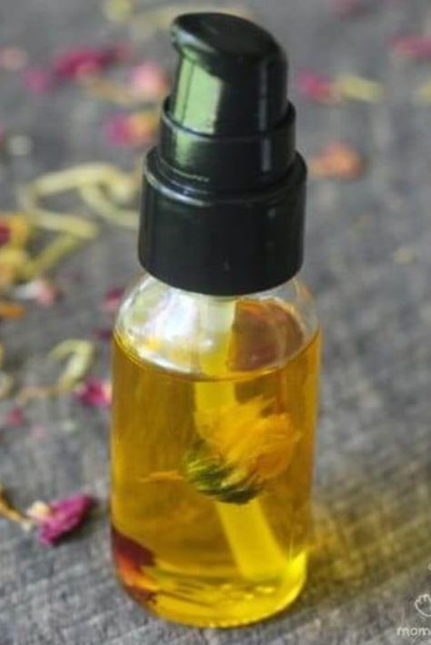 Super Easy DIY Hydrating Skin Repair Serum #DIYSkincare #naturalskincare #naturalskincarelovers #nontoxicskincare #skincaretips #beautytips #naturalbeauty #greenskincare #selfcare Sensitive Skin Serum, Face Serum Recipe, Make Skin Glow, Scar Healing, Serum Recipe, Rosewood Essential Oil, Nontoxic Skincare, Green Skincare, Retinoic Acid