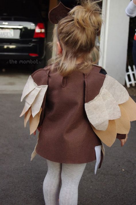 DIY owl Halloween costume | TheMombot.com Toddler Owl Costume, Owl Costume Kids, Owl Costume Diy, Owl Halloween Costumes, Winnie The Pooh Costume, Diy Owl, Owl Halloween, Owl Costume, Owl Kids