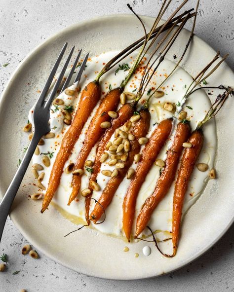 Honey roasted mini carrots with a creamy feta sauce - Maylis Leroy Roasted Mini Carrots, Creamy Feta Sauce, Carrots With Feta, Espelette Pepper, Feta Sauce, Roasted Baby Carrots, Carrots Side Dish, Honey Roasted Carrots, Creamy Feta