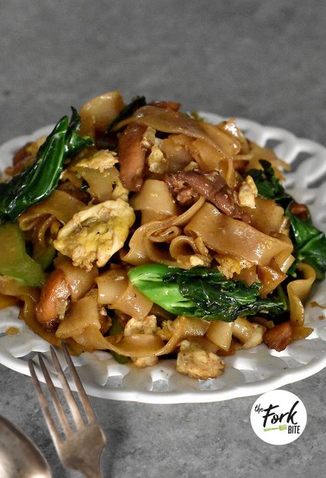 Pad See Ew Flat Noodles Recipe, Jamaican Dinner, Thai Restaurant Menu, Avocado Dinner, Tuna Dinner, Recipes Kale, Thick Rice Noodles, Broccoli Dinner, Grill Dinner