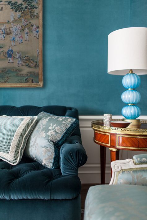 Nelson Hancock interiors_ vignette with teal sofa and walls analogous blues - love! Blue Dining Room Decor, Interior Design Country, Decor Vignettes, Turquoise Living Room Decor, Monochromatic Room, Dining Room Blue, Blue Home Decor, Built In Bookcase, Blue Living Room